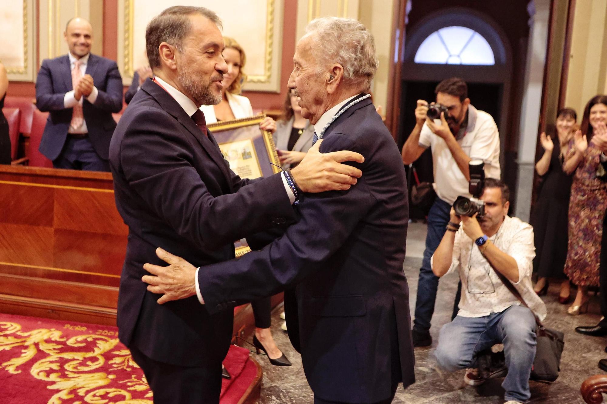 Entrega del título de Hijo Adoptivo de Santa Cruz a Juan Viñas