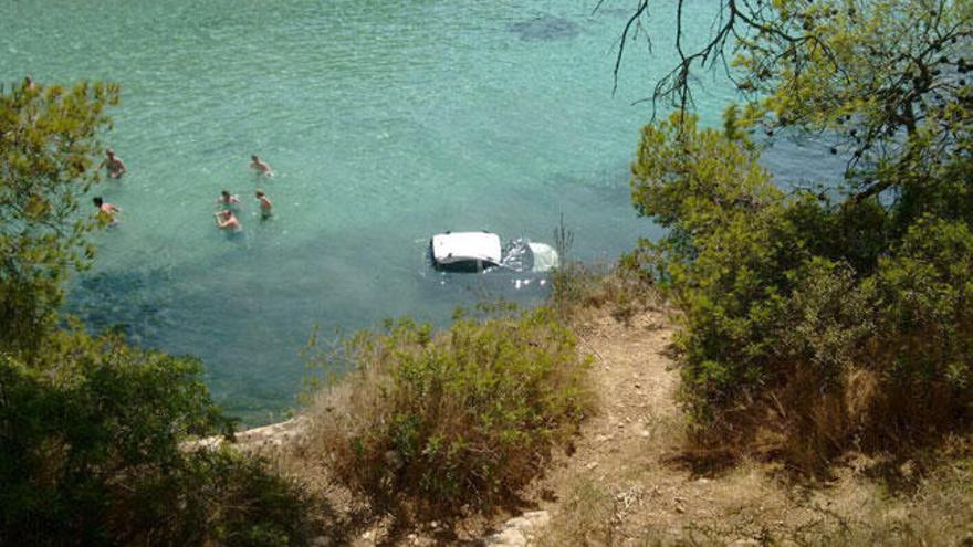 Un coche se precipita al mar en Portals Vells