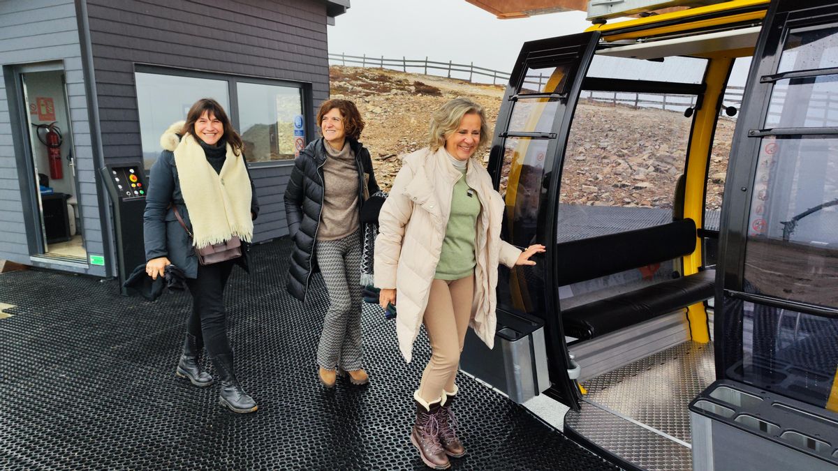 Por la derecha, Aurora Adeva, Isabel Bedia y Rosana García, suben a una de las cabinas del nuevo remonte. | A. Velasco