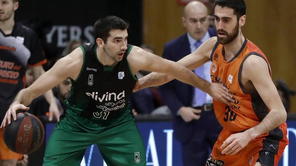 Dakota Mathias, en acción ante Sastre en un partido frente al Valencia