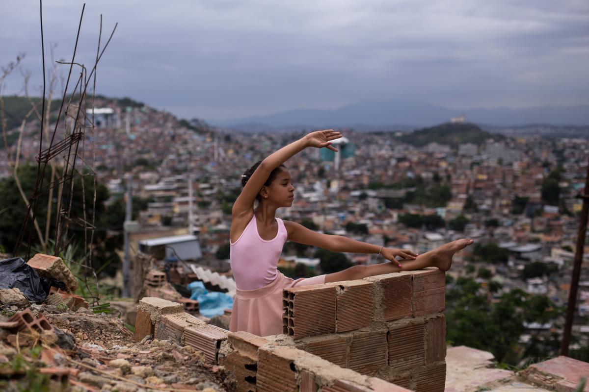 ’Ballet contra las balas’. Raissa, de 12 años, practica pasos de ballet tras salir de la escuela, en una terraza de unos vecinos, en la comunidad Morro do Adeus, donde vive.