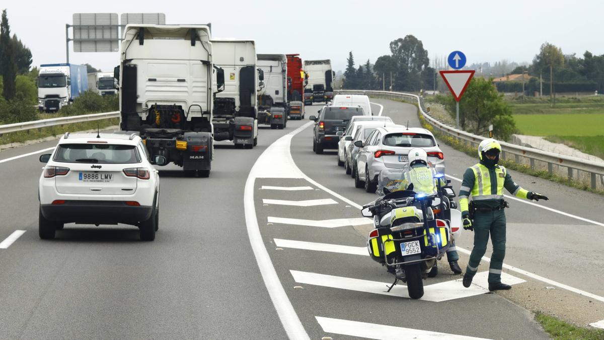 La Guardia Civil reguló el tráfico y vigiló ayer estrechamente del desarrollo de la protesta de los camioneros.