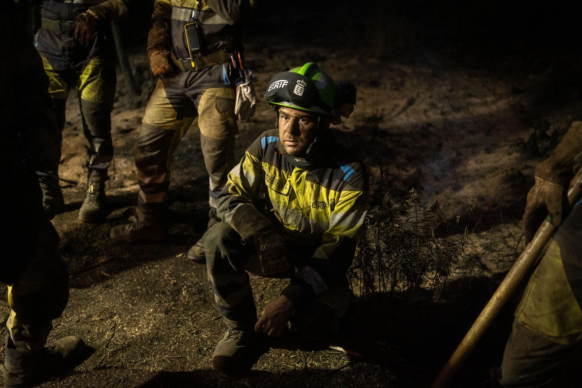 Labores de enfriamiento en Ravelo del incendio de Tenerife