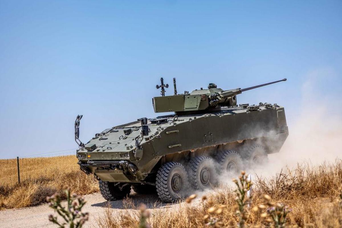 Un vehículo blindado Dragón 8X8, en unas pruebas en Alcalá de Guadaíra (Sevilla).