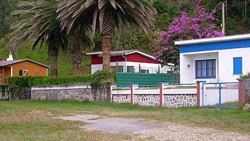 Casas afectadas por la ley de Costas en la playa de Otur (Valdés).