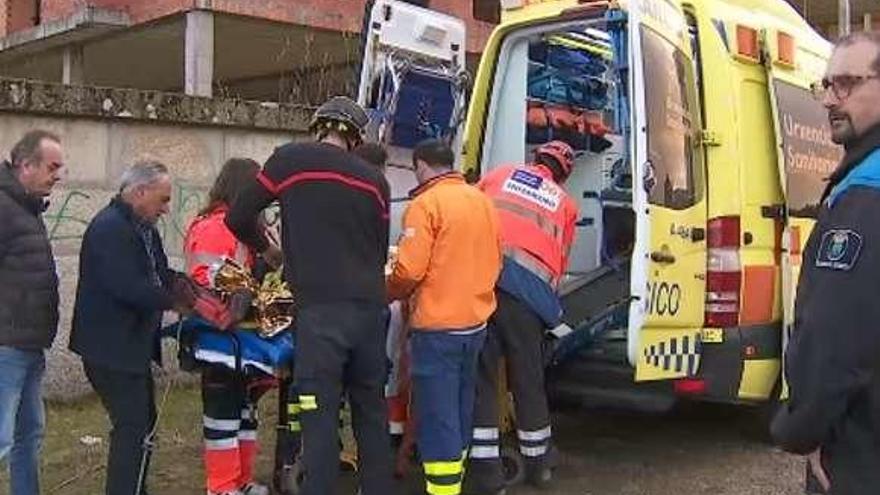 El momento del traslado del herido. // Televisión de Galicia