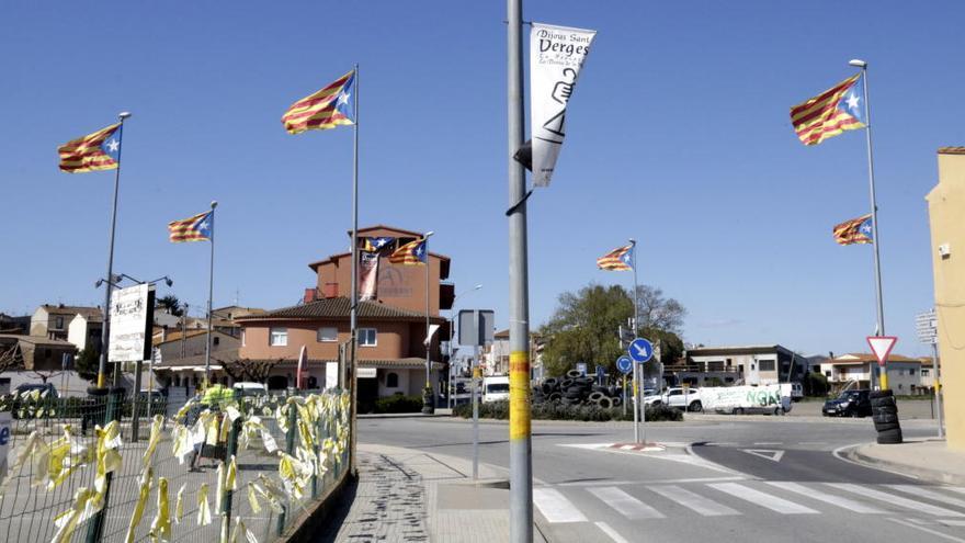 Estelades onejant a les carreteres principals de Verges