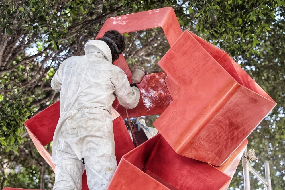 La limpieza y reparación de la escultura de Ricardo Ugarte.