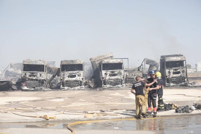 Arden varios camiones y provocan un gran incendio en Mercapalma