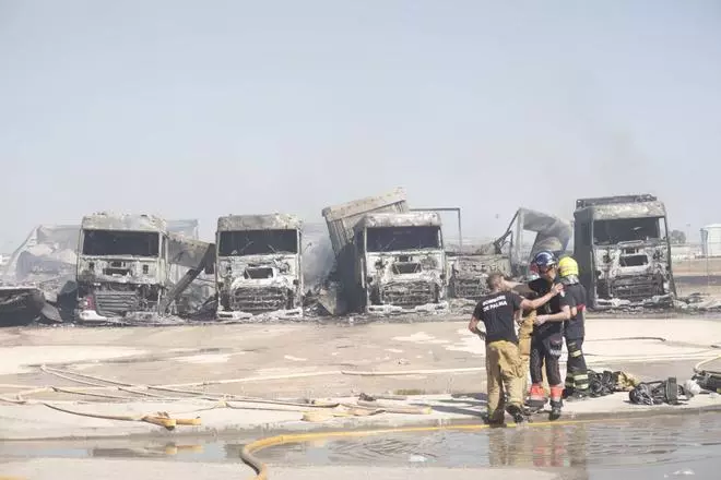 Arden varios camiones y provocan un gran incendio en Mercapalma