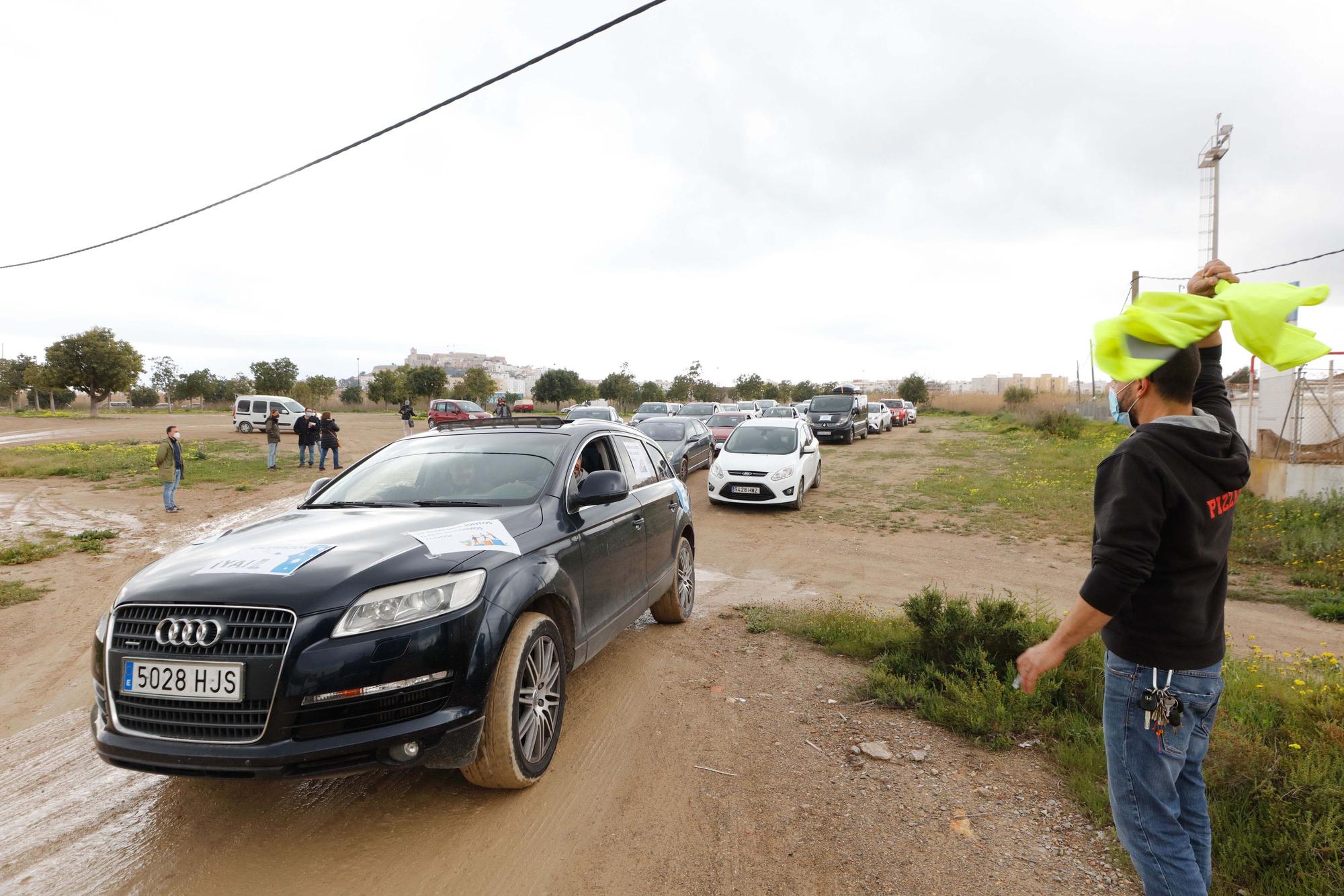 La manifestación motorizada de las patronales de Ibiza congrega a 120 vehículos