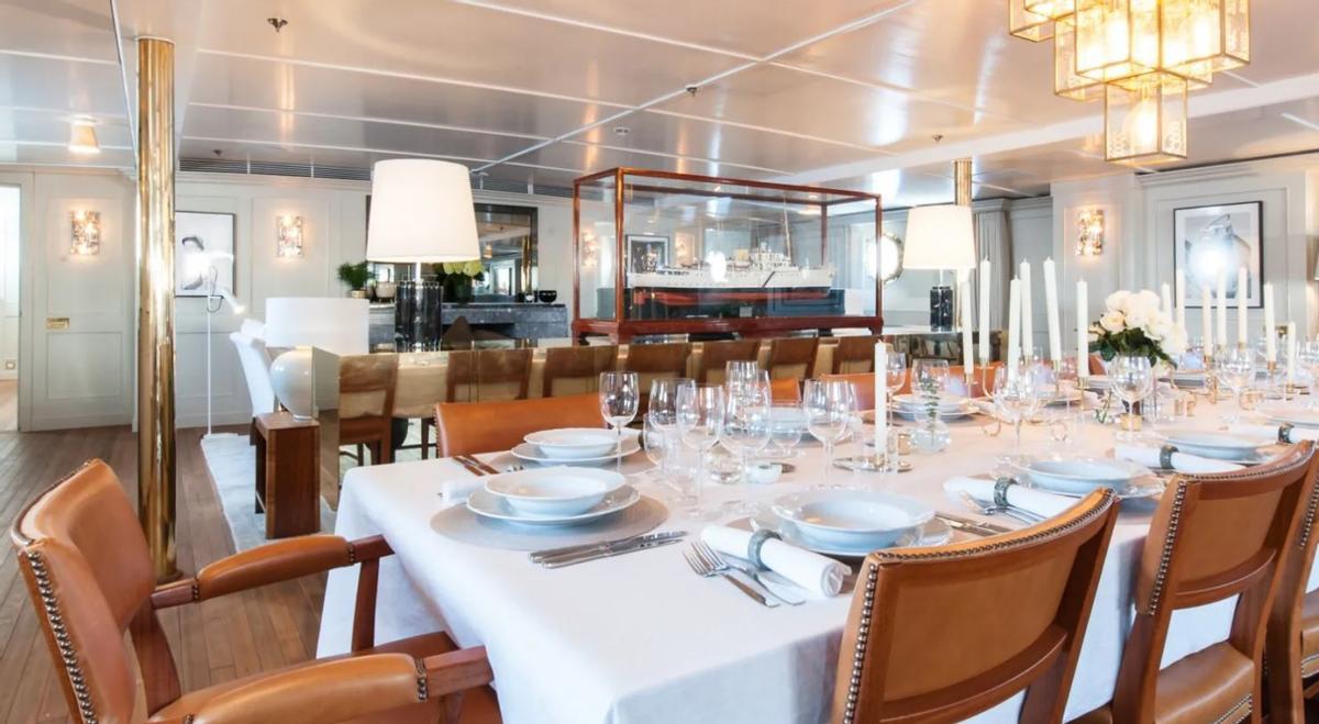 Atraca en Ibiza el 'Shemara', un barco que sirvió a la Marina Real Británica y que luego protagonizó unas locas fiestas