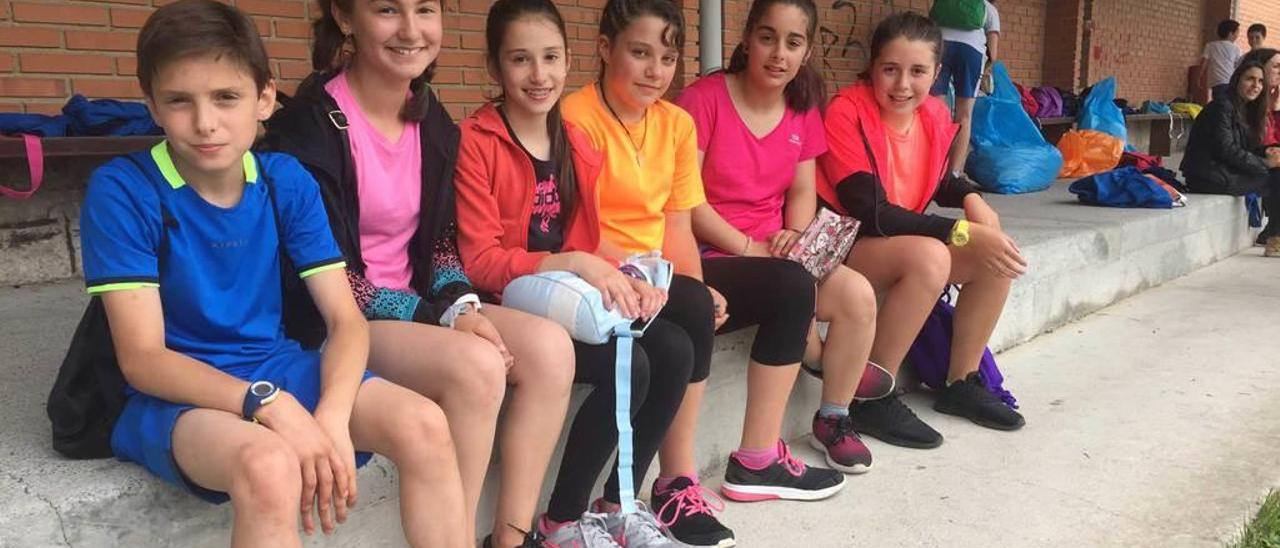 Los alumnos del colegio público Santa Eulalia de Mérida Willy Robledo, Olaya Lastra, Sara Selgas, Jara Suárez, Lorena Jiménez y Yaiza Novo descansan después de una prueba deportiva. A la derecha, escolares del Santo Ángel: María Alonso, Omar do Rego, Claudia Fernández, Carlos Amador, Alba Sánchez, Lucía Gutiérrez, Bruno García, Yanira Arias, Pelayo Garay, Hugo Fernández, Candela Rianxo, Jorge Fernández, Clara Amador, Daniel Ortigosa, Diego Balsera y Kyran Lloith.