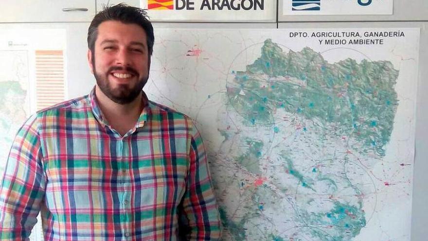 Simón Alonso, delante de un mapa de un proyecto en la empresa en la que trabaja.
