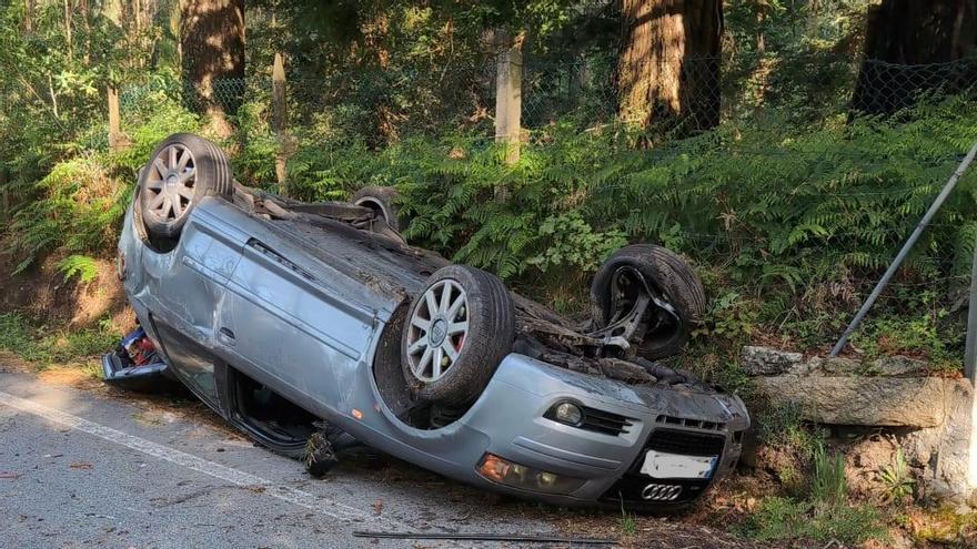 El coche accidentado esta mañana en la EP-1301 en Beluso.