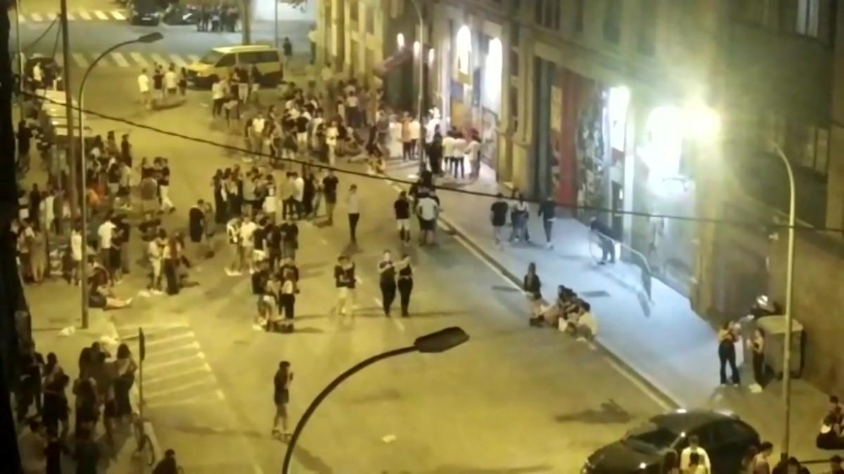 Barcelona obliga les botigues 24 hores del ‘Triangle Golfo’ a tancar les nits de dimecres a diumenge per frenar el ‘botellon’