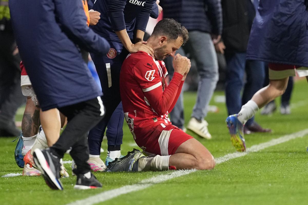 GIRONA, 05/05/2025.- El delantero uruguayo del Girona Cristhian Stuani celebra la victoria, al término del partido de LaLiga de fútbol que Girona FC y RCD Mallorca han disputan este lunes en el estadio de Montilivi. EFE/David Borrat