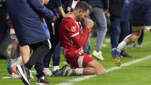 GIRONA, 05/05/2025.- El delantero uruguayo del Girona Cristhian Stuani celebra la victoria, al término del partido de LaLiga de fútbol que Girona FC y RCD Mallorca han disputan este lunes en el estadio de Montilivi. EFE/David Borrat