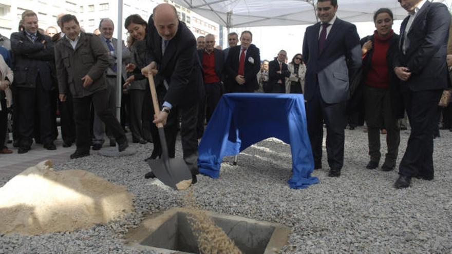 Mato y Losada colocan la primera piedra de la escuela infantil de Eirís