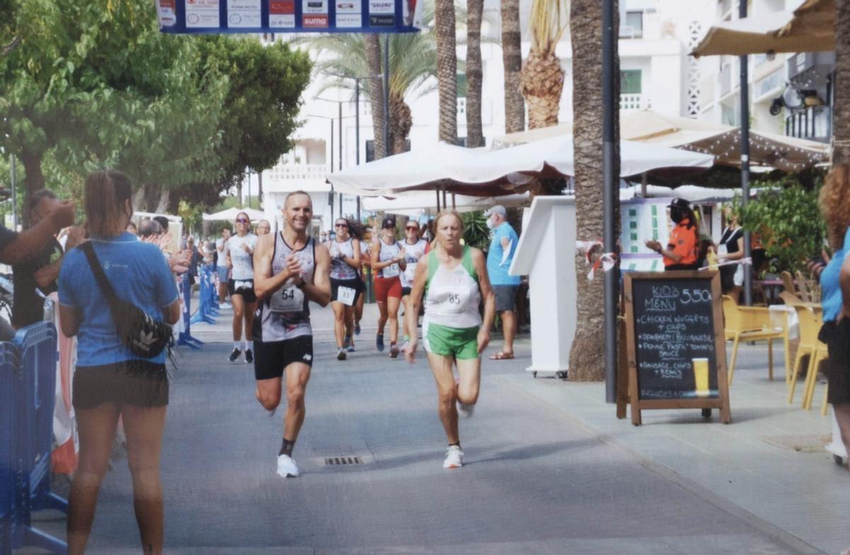 Nieves Tur Muley con su hijo, Ángel Piné, en la Mini Maratón Festes de Sant Bartomeu de 2021. | ARCHIVO PERSONAL DE N.T.M. / SERGIO G. CAÑIZARES