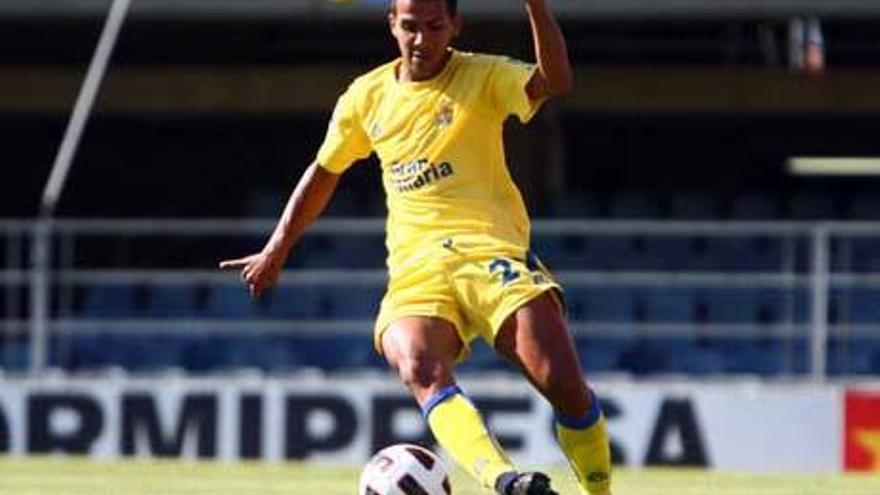 Jonathan Viera, ayer, en el Mini Estadi, controla el esférico. El canterano de la UD se mostró efectivo ante la meta de Miño y logró tres tantos.  i LOF