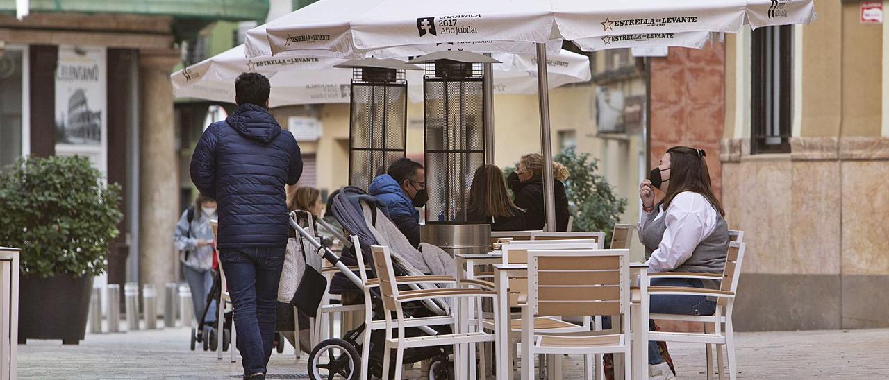 Estufas en una terraza de Alzira en una imagen tomada semanas atrás. | PERALES IBORRA