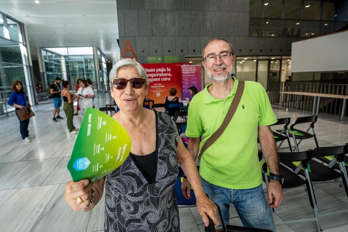 Josep Maria Argemir, voluntario de Avismón, con Felicidad, la mujer a la que acompaña durante dos horas un día a la semana.