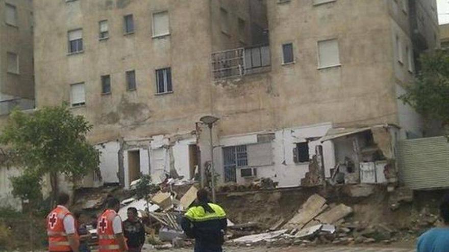 Se derrumba del muro de un edificio en Lorca debido a las lluvias