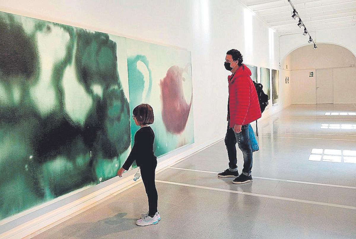 Dos espectadors contemplant un treball de Viaplana a La Mercè