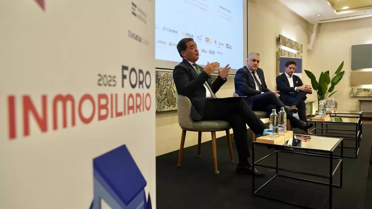 La Consejera de Fomento anuncia en el Foro inmobiliario de La Opinión el inicio de la redacción del proyecto del Lagar de Oliveros