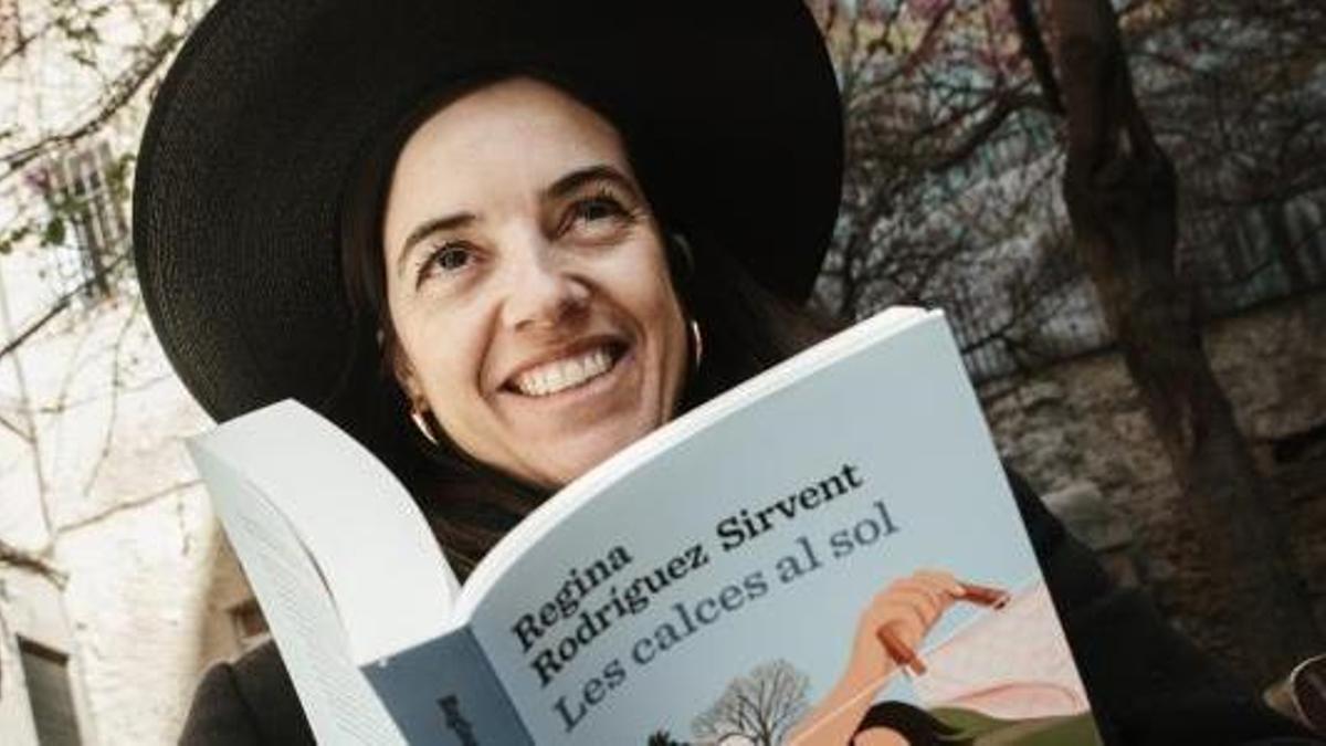 Regina Rodríguez amb la seva obra «Les calces al sol», un èxit editorial que comença a principis d’estiu
