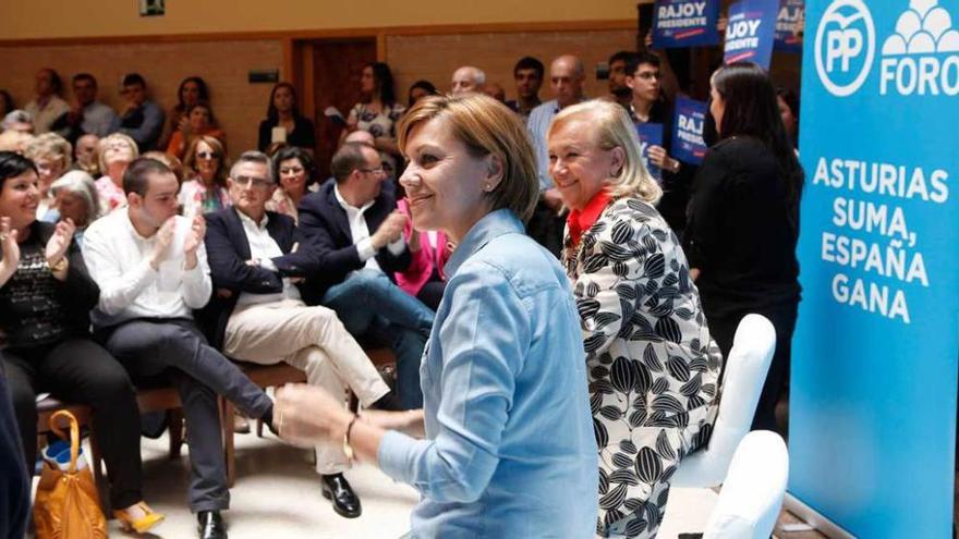 María Dolores de Cospedal, en primer término, con Mercedes Fernández detrás, antes del encuentro en Gijón.