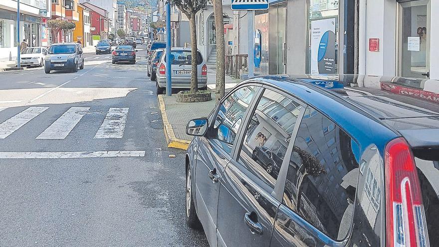 Ponteceso implanta la zona azul gratuita en las vías Río Anllóns y Pondal para propiciar la rotación