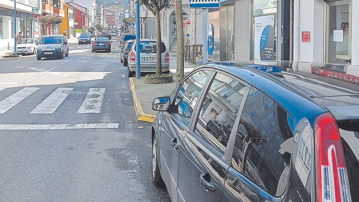 Vehículos estacionados en la avenida Eduardo Pondal, en Ponteceso, en la que se implantará la zona azul