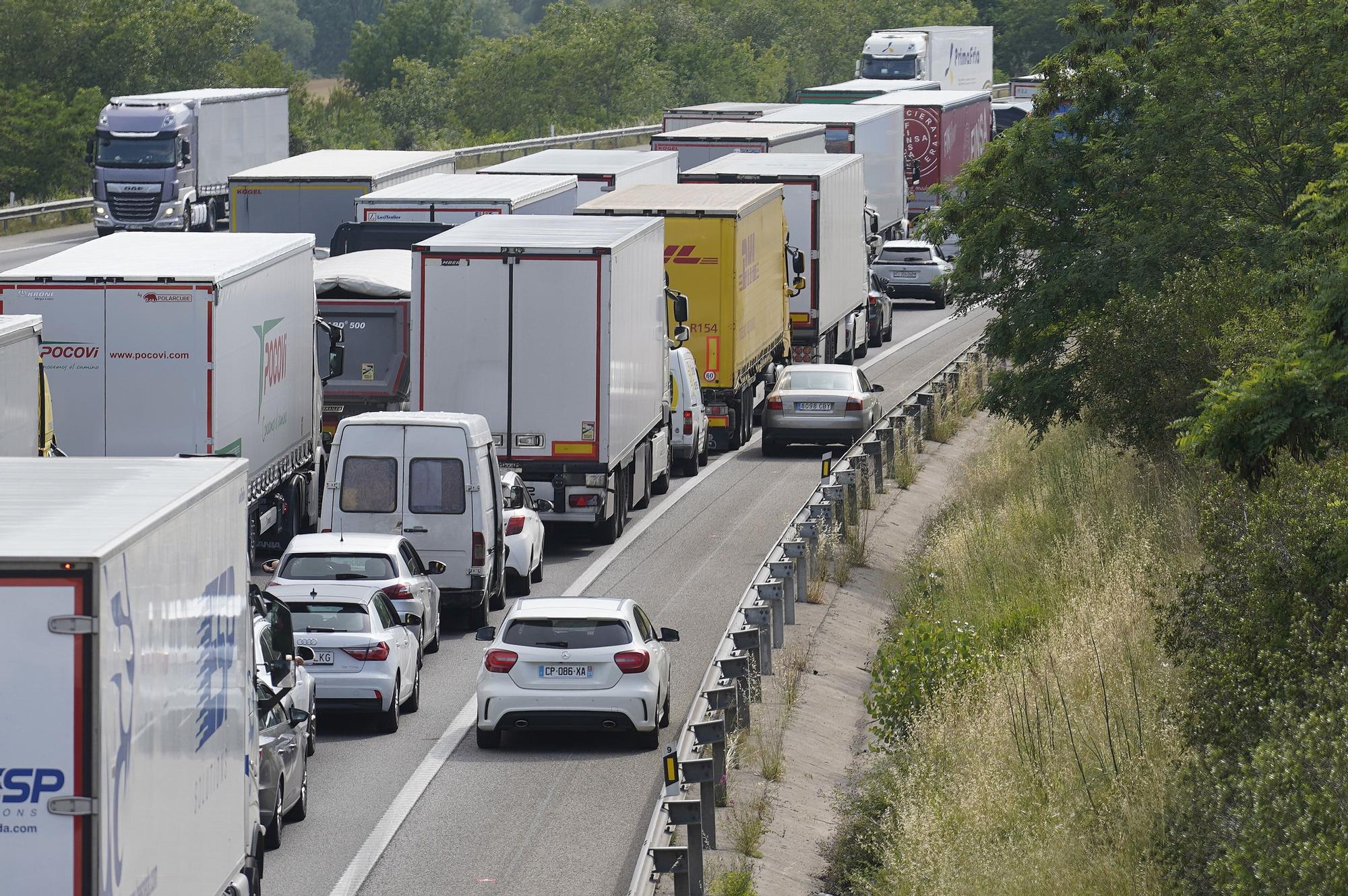 Un accident a l'AP-7 a Sant Julià de Ramis provoca cues quilomètriques