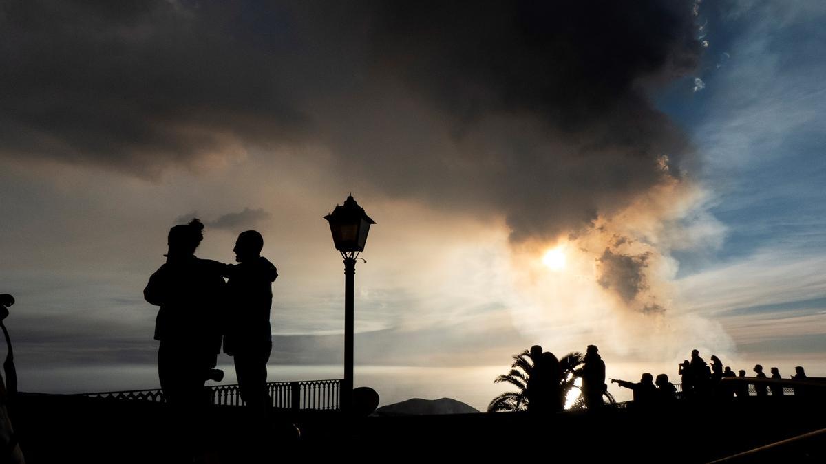 El volcán de La Palma, al amanecer.