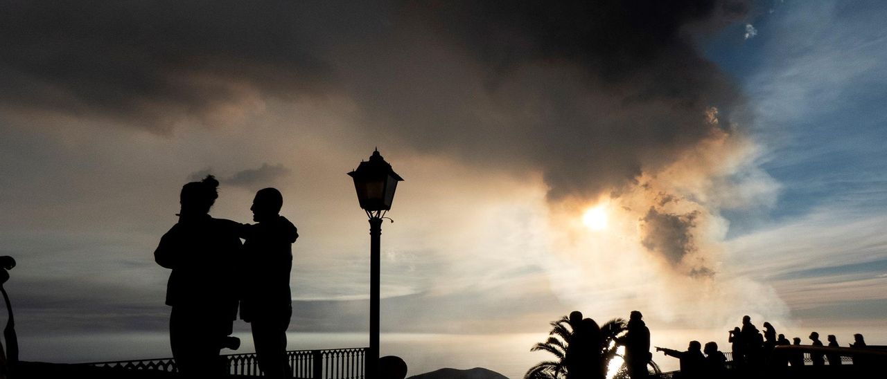 El volcán de La Palma, al amanecer.