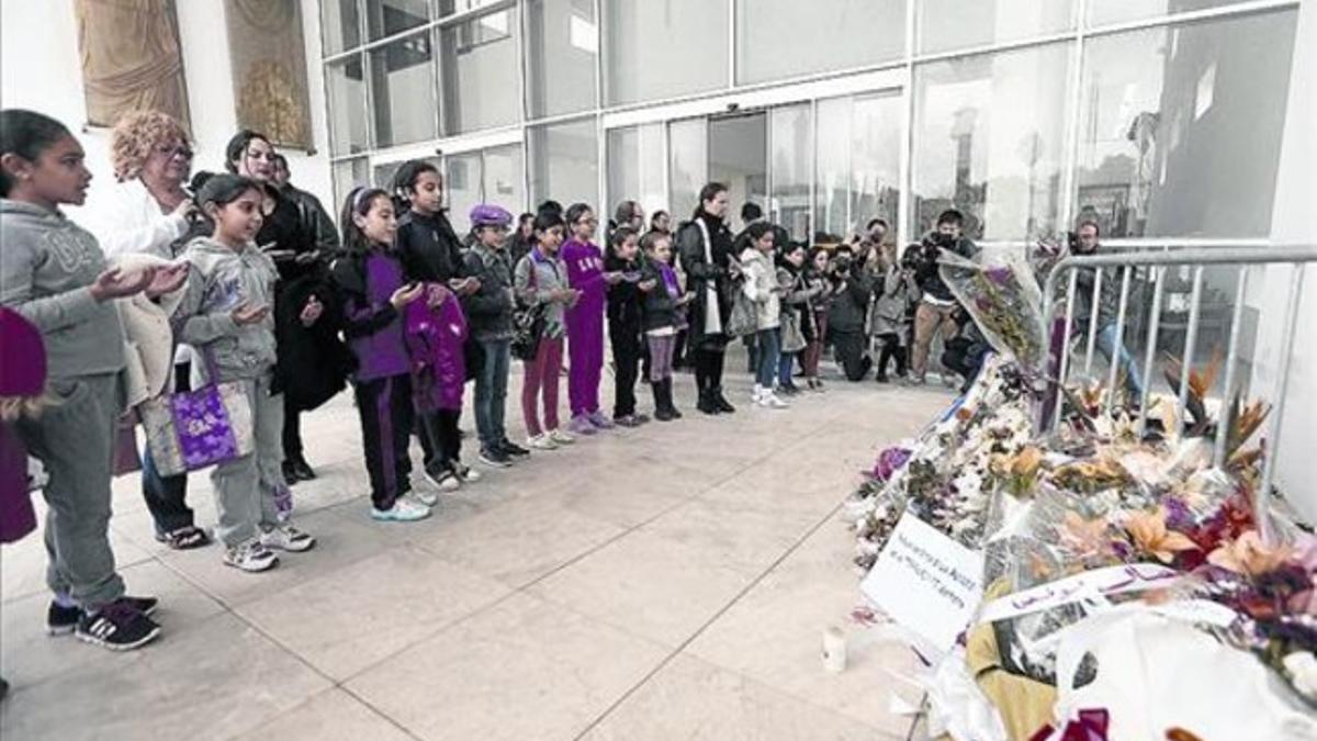 Homenaje 8 Un grupo de escolares reza junto al museo del Bardo tras su reapertura después del atentado.