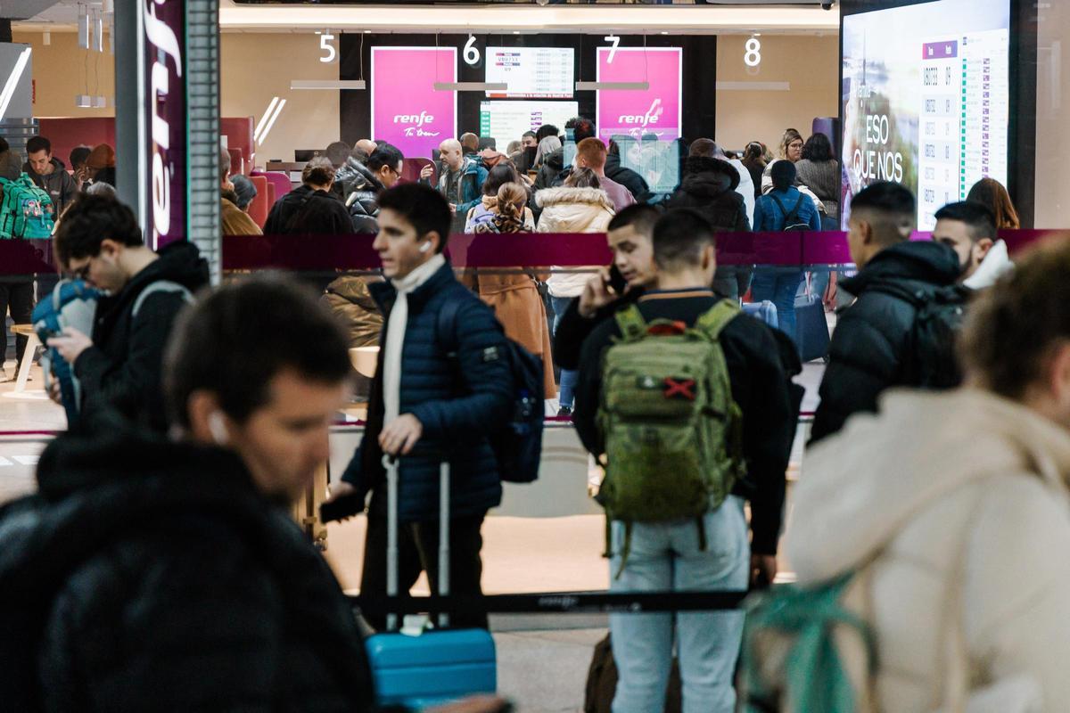 Decenas de personas aguardaban en Atocha, este lunes, tras la catástrofe ferroviaria de Córdoba.