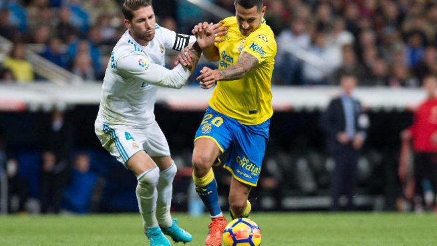 El internacional de la UD Víctor Machín &#039;Vitolo&#039;, derribado por Sergio Ramos, en el Santiago Bernabéu.