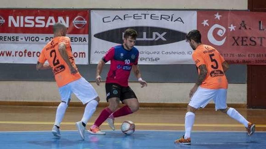 Edgar encara a dos futbolistas del Boal, ayer en Os Remedios. // FDV