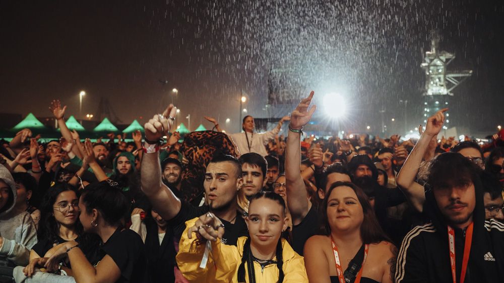 Así se vivió la lluvia la primera noche del festival Festardor, en el Port de Sagunt.