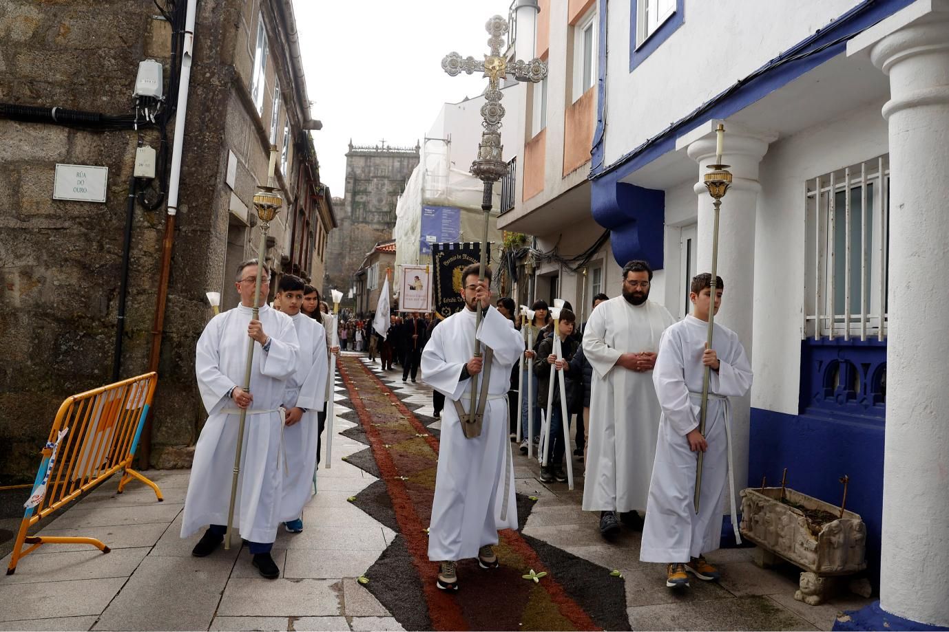 El Viático lleva la comunión a 6 enfermos: alfombrados florales y emoción en Pontevedra