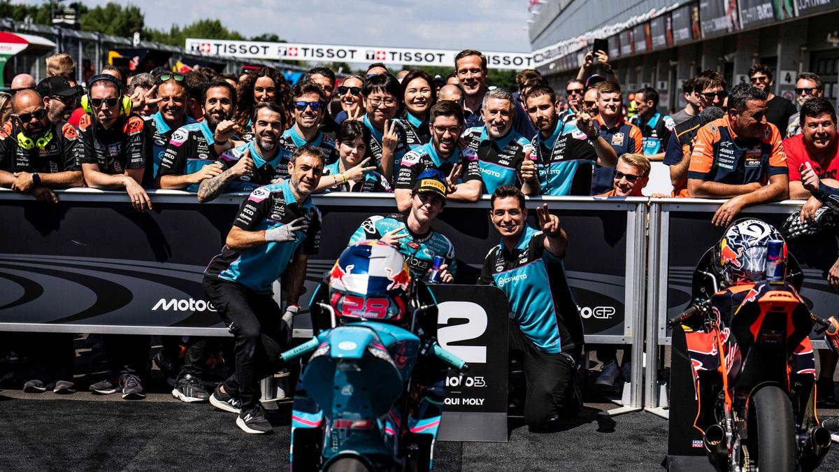 Máximo Quiles, celebrando con su equipo el segundo puesto en Brno