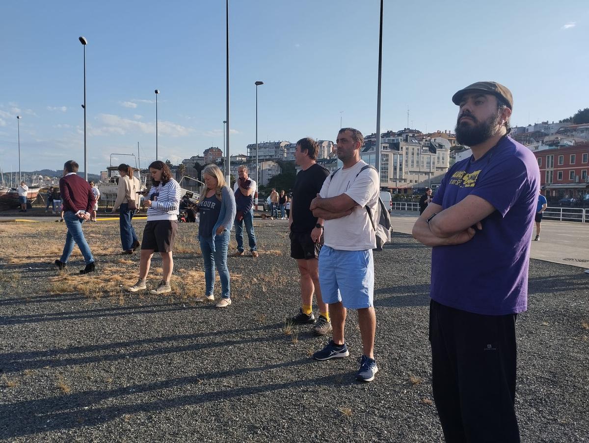 El alcalde y miembros de la Corporación sadense observando el suceso