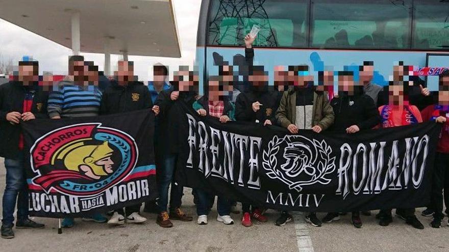 Aficionados del Saguntino durante su viaje a Elche