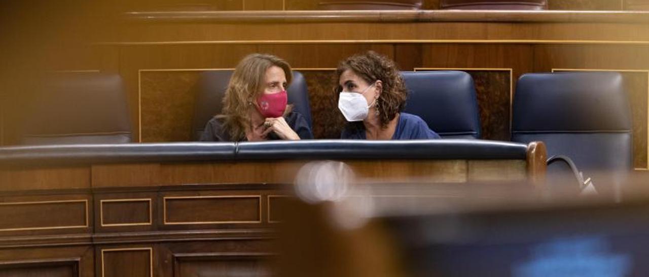 La ministra Teresa Ribera charla con la responsable de Hacienda, María Jesús Montero, ayer en el Congresor.