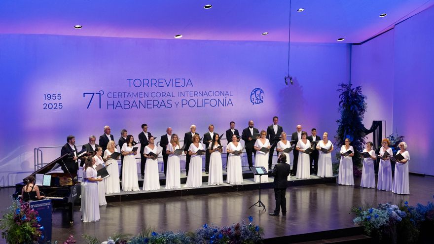 La noche más torrevejense en el Certamen de Habaneras de Torrevieja sube al escenario a seis agrupaciones