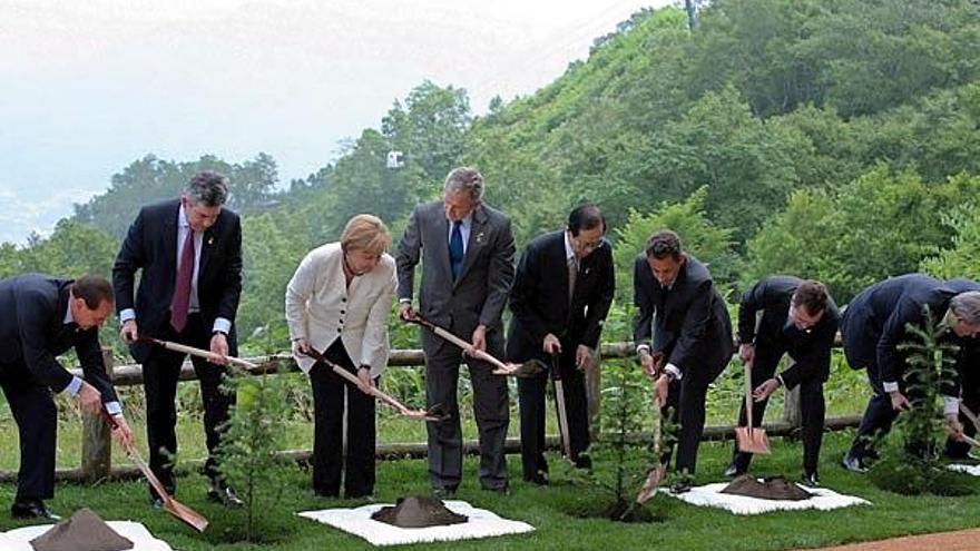 Los líderes del G8 plantan un árbol durante la cumbre que sha tenido como sede el hotel Windsor, en la isla japonesa de Hokkaido.