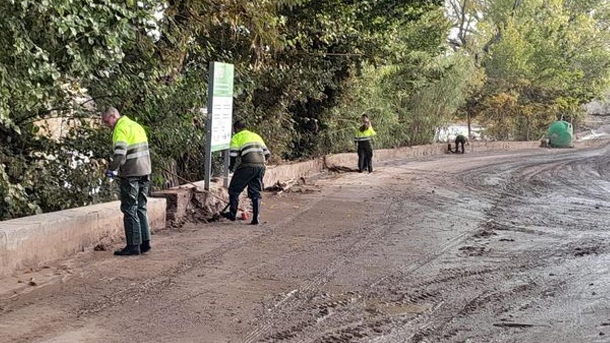 Tareas de limpieza en Riba-roja tras la DANA
